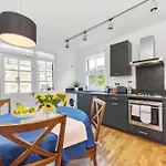 Spacious 3 Bed South Bank Apartment