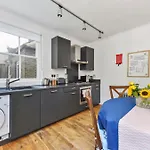 Spacious 3 Bed South Bank Apartment