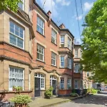 Spacious 3 Bed South Bank Apartment