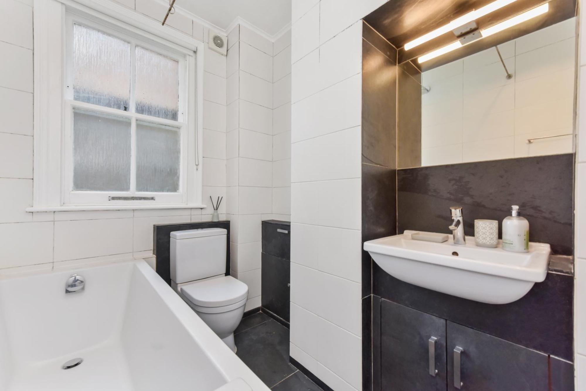 Spacious 3 Bed South Bank Apartment *